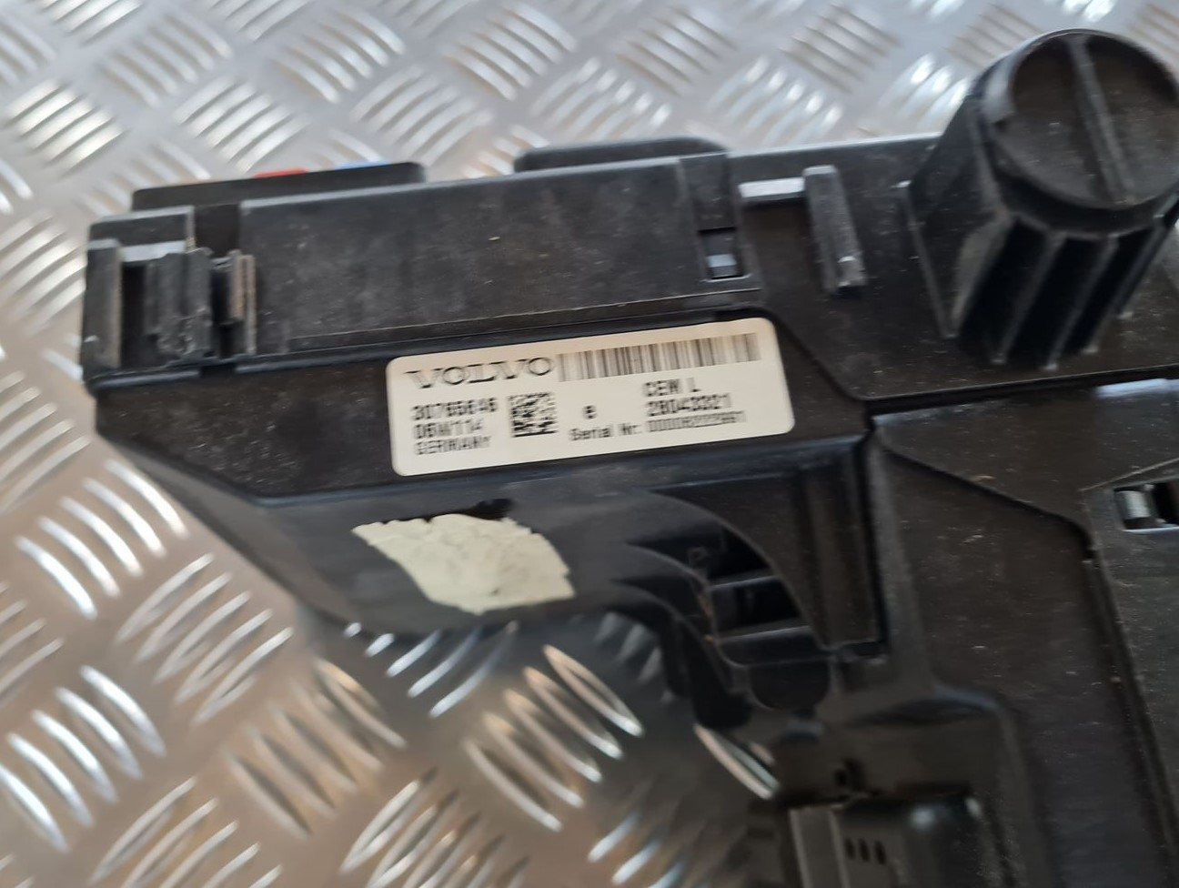Drošinātāju bloks priekš VOLVO V70 2006 4 Drošinātāju bloks priekš VOLVO V70 2006