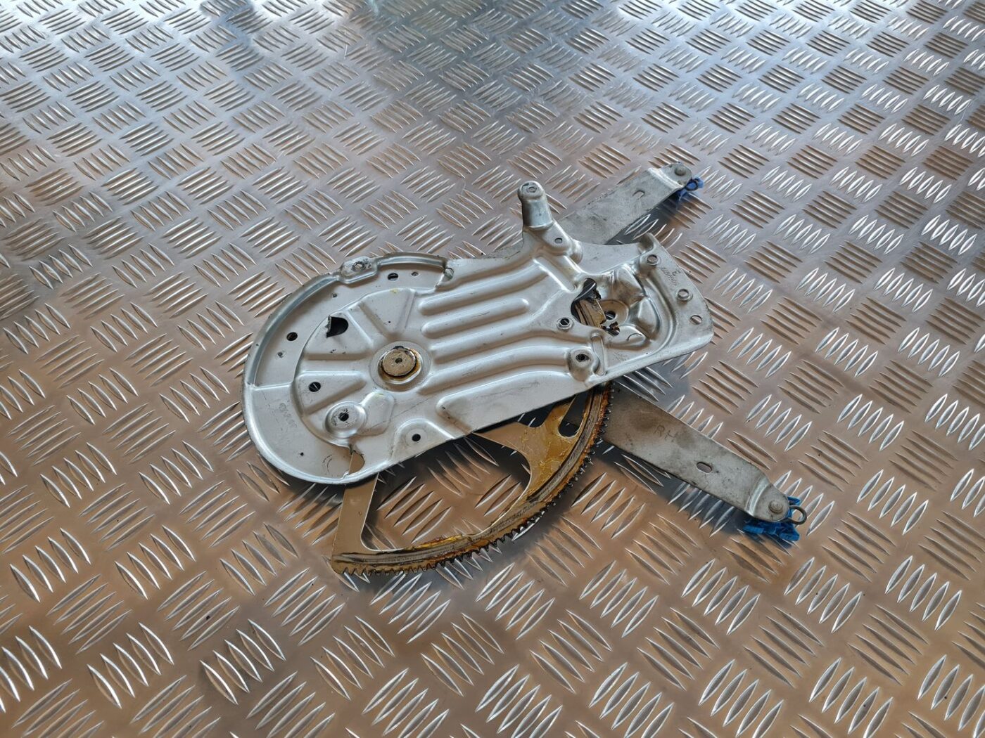 Stikla pacelšanas mehānisms priekšējais labais priekš VOLVO V70 2006 2 Stikla pacelšanas mehānisms priekšējais labais priekš VOLVO V70 2006