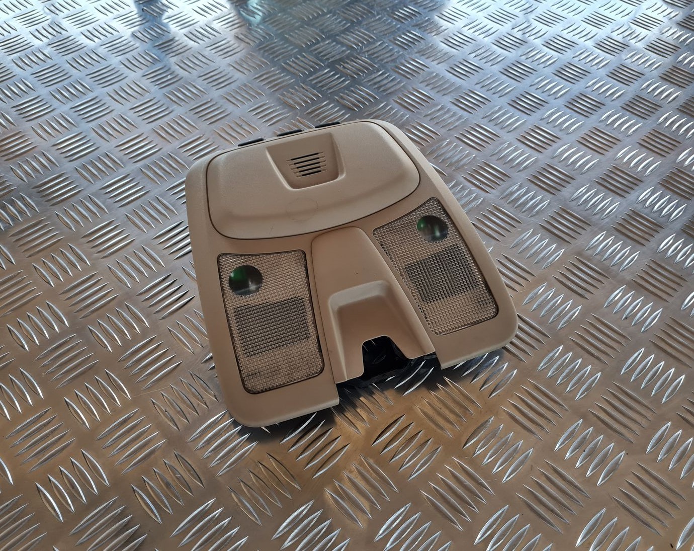 Salona apgaismojuma panelis priekš VOLVO V70 2006 1 Salona apgaismojuma panelis priekš VOLVO V70 2006