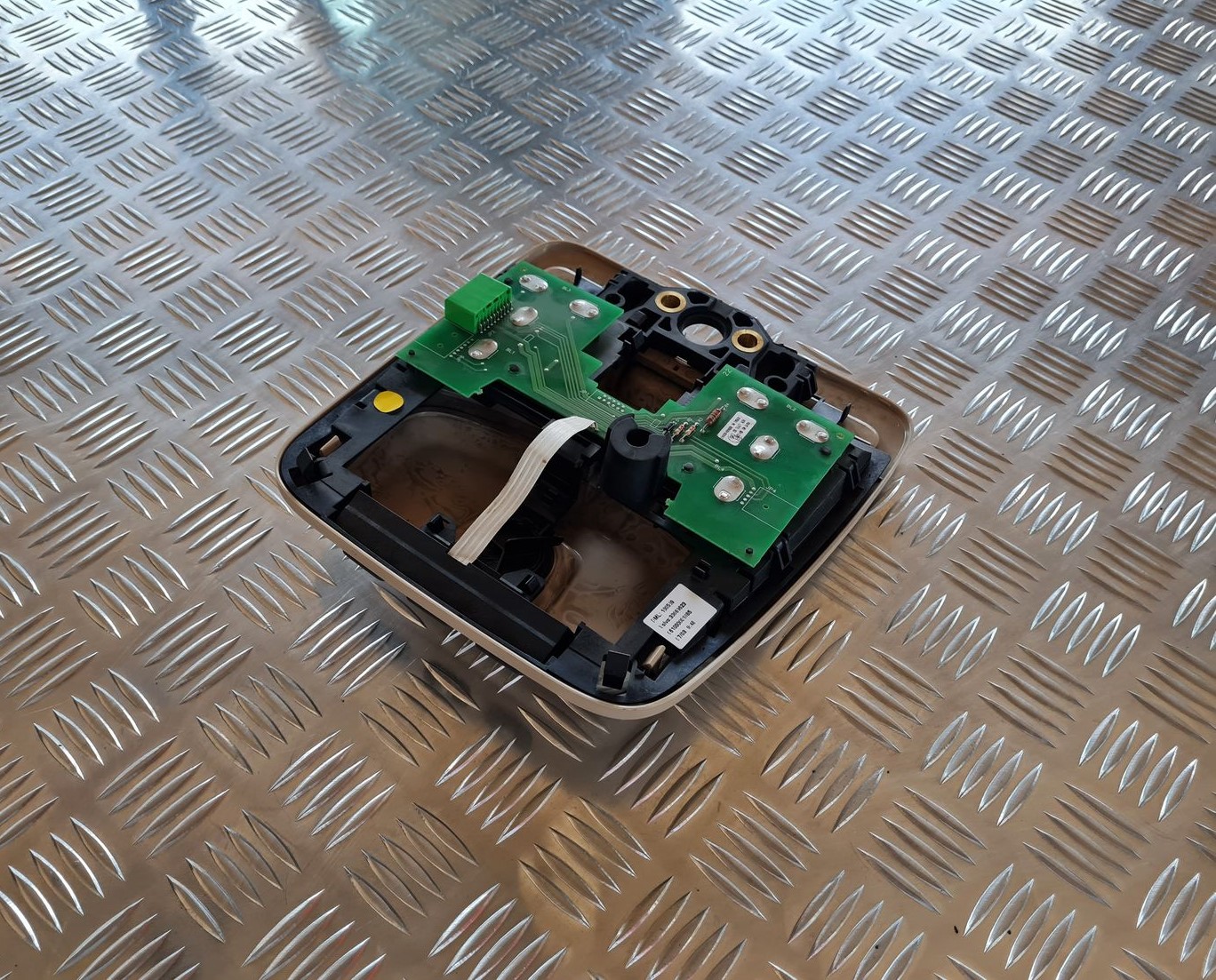 Salona apgaismojuma panelis priekš VOLVO V70 2006 4 Salona apgaismojuma panelis priekš VOLVO V70 2006