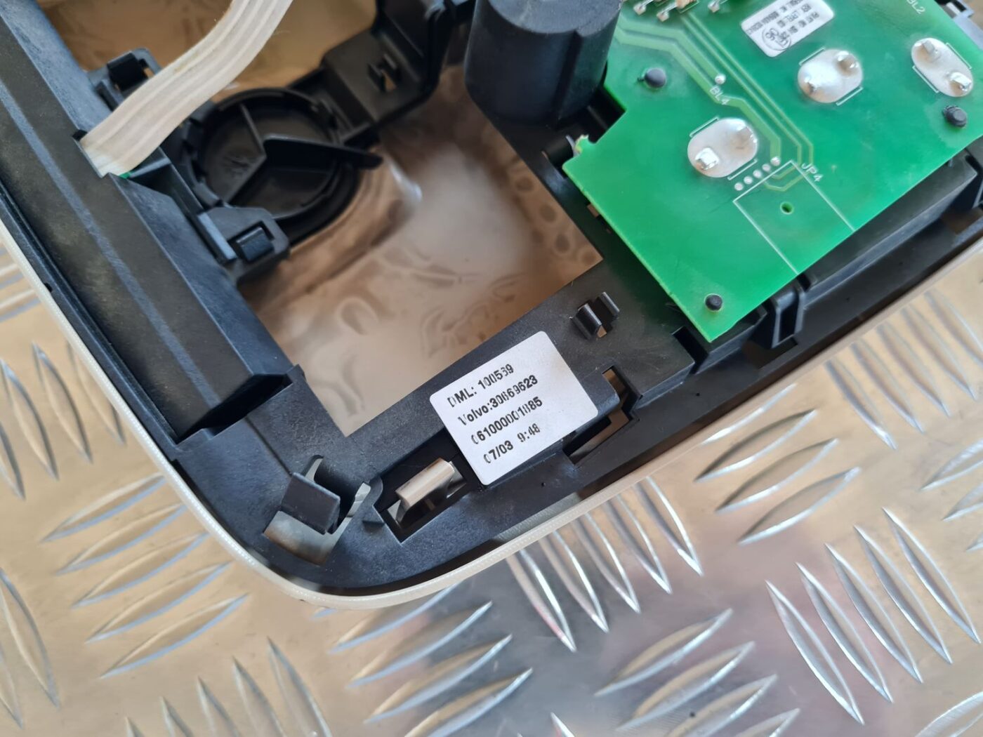 Salona apgaismojuma panelis priekš VOLVO V70 2006 3 Salona apgaismojuma panelis priekš VOLVO V70 2006