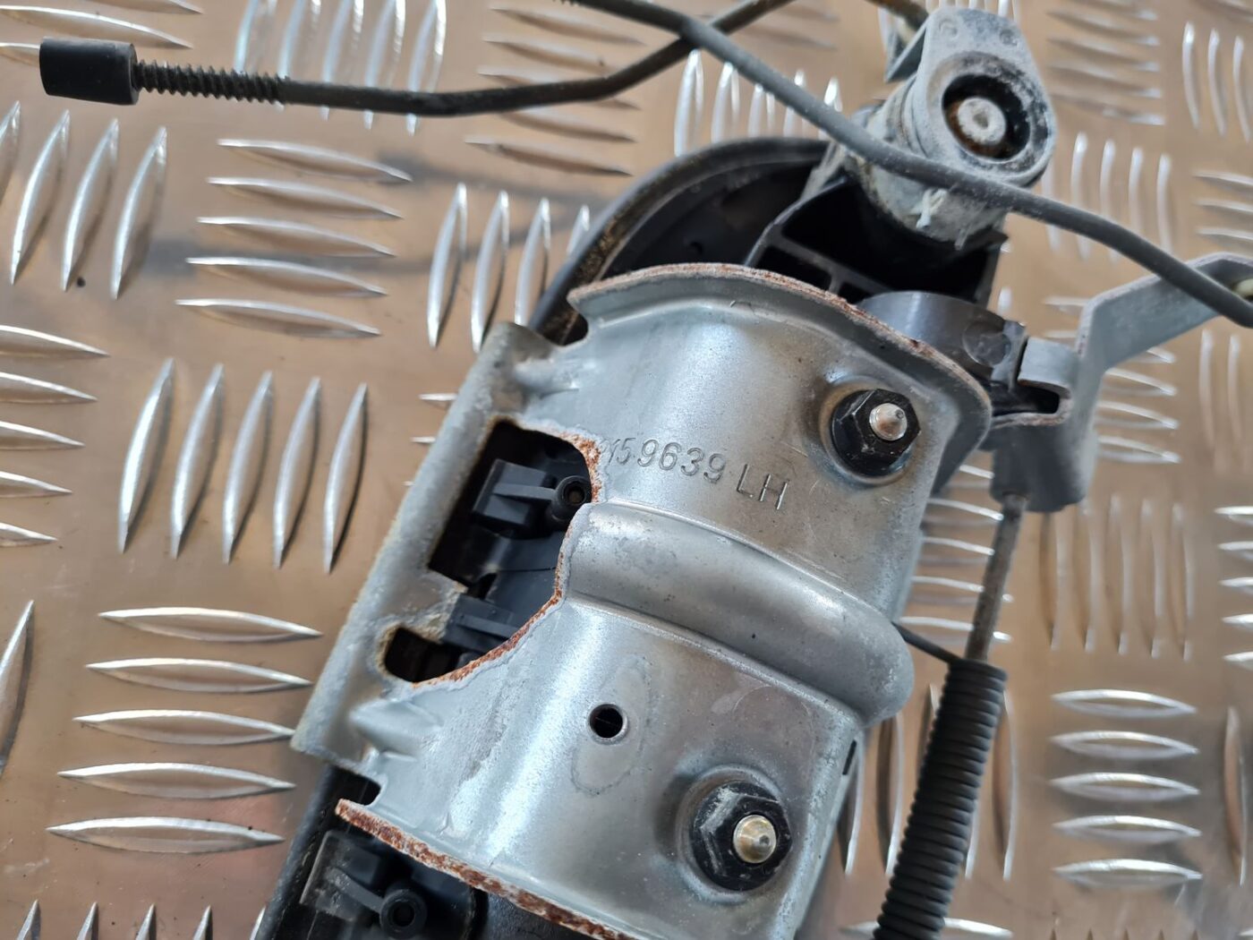 Priekšējāis kreisais durvju rokturis priekš VOLVO V70 2006