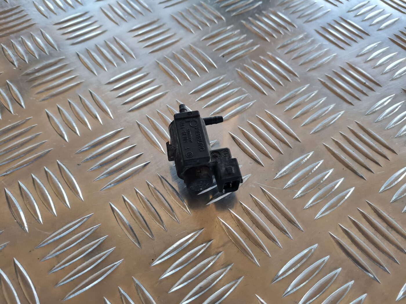 Solenoīda vakuuma vārsts priekš VOLVO V70 2006 2 Solenoīda vakuuma vārsts priekš VOLVO V70 2006