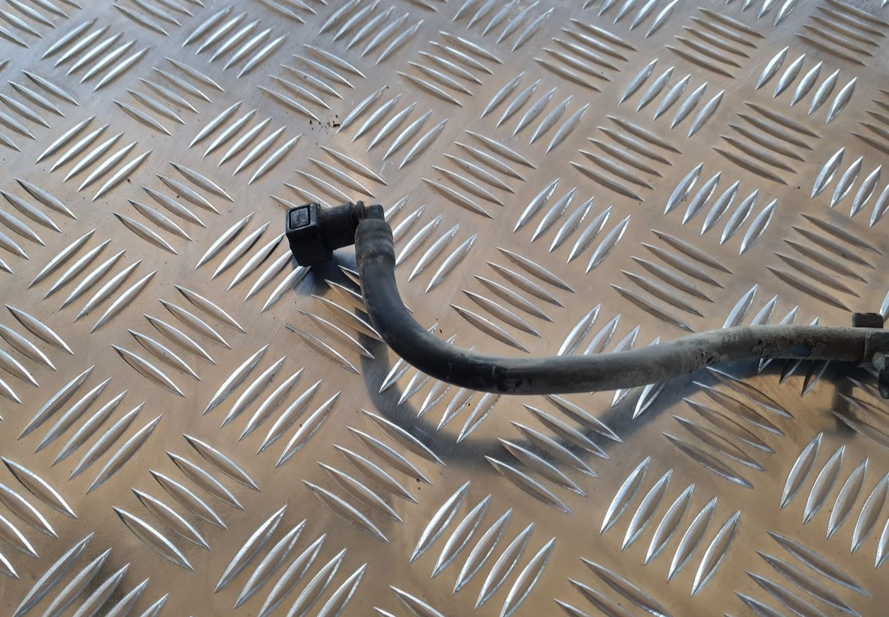 Degvielas caurule priekš VOLVO V70 2006 2 Degvielas caurule priekš VOLVO V70 2006