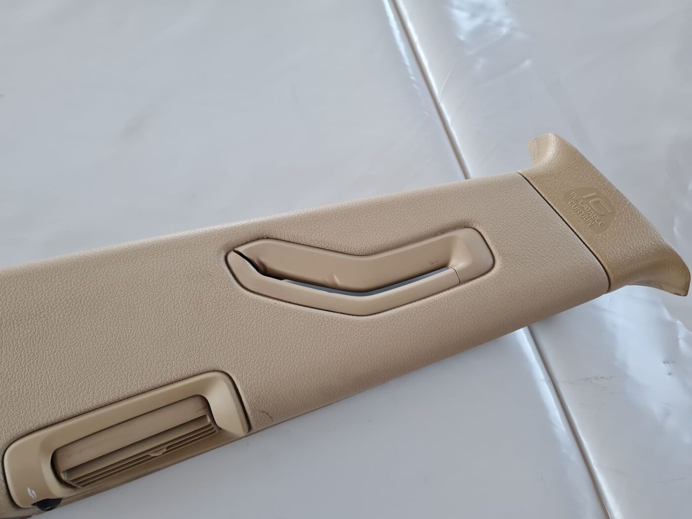 Vidējas salona statnes apdare priekš VOLVO V70 2006