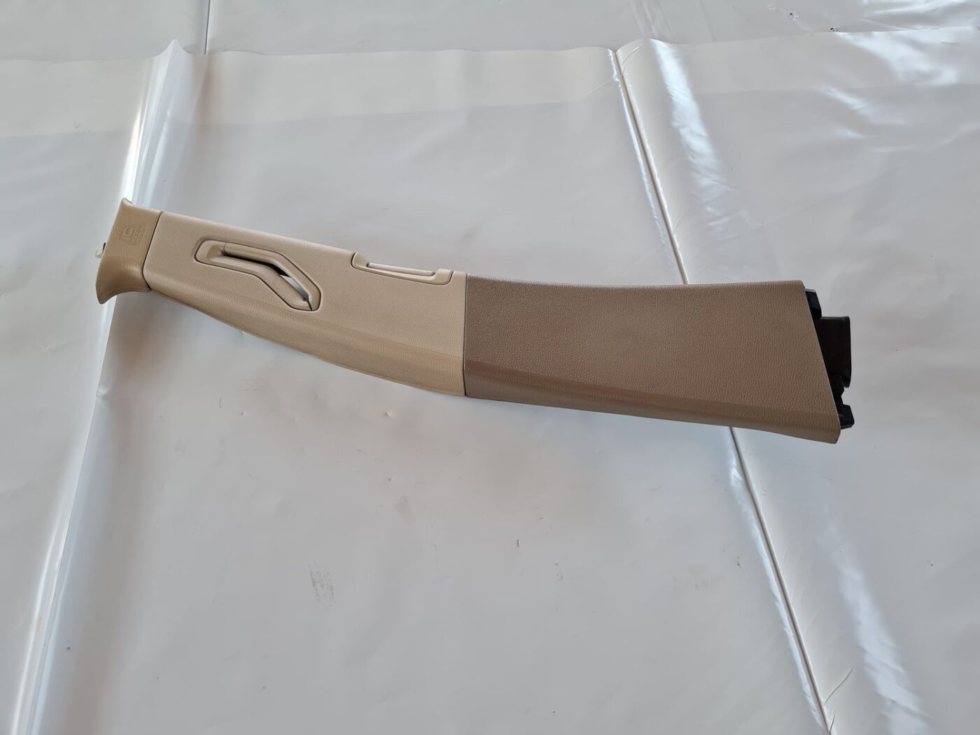 Vidējas salona statnes apdare priekš VOLVO V70 2006