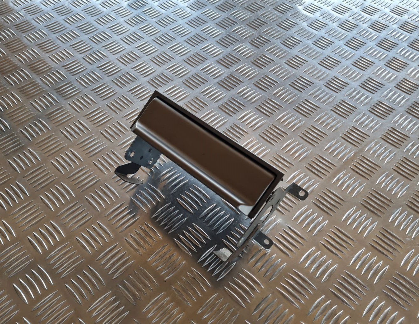 Mantu glabāšanas nodalījums centrā priekš NISSAN X-TRAIL 2002