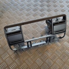 Mantu glabāšanas nodalījums centrā priekš NISSAN X-TRAIL 2002