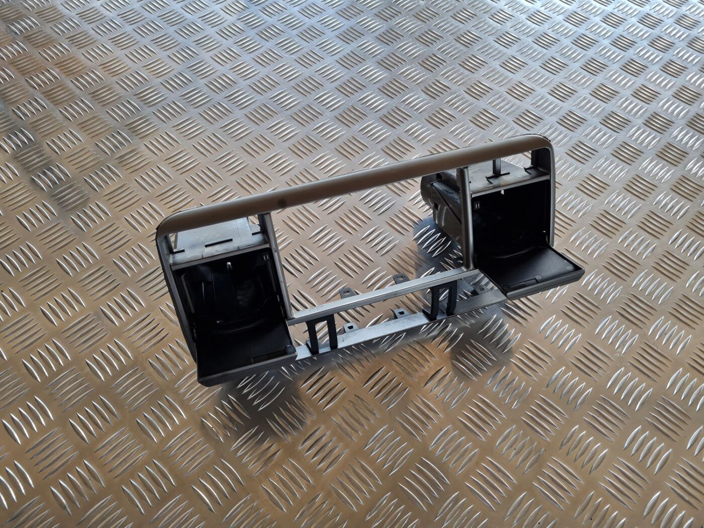 Mantu glabāšanas nodalījums centrā priekš NISSAN X-TRAIL 2002