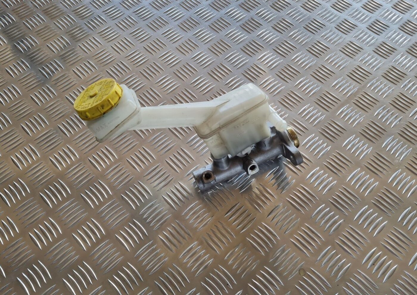 Bremžu pastiprinātāja galvenais cilindrs priekš NISSAN X-TRAIL 2002 1 Bremžu pastiprinātāja galvenais cilindrs priekš NISSAN X-TRAIL 2002