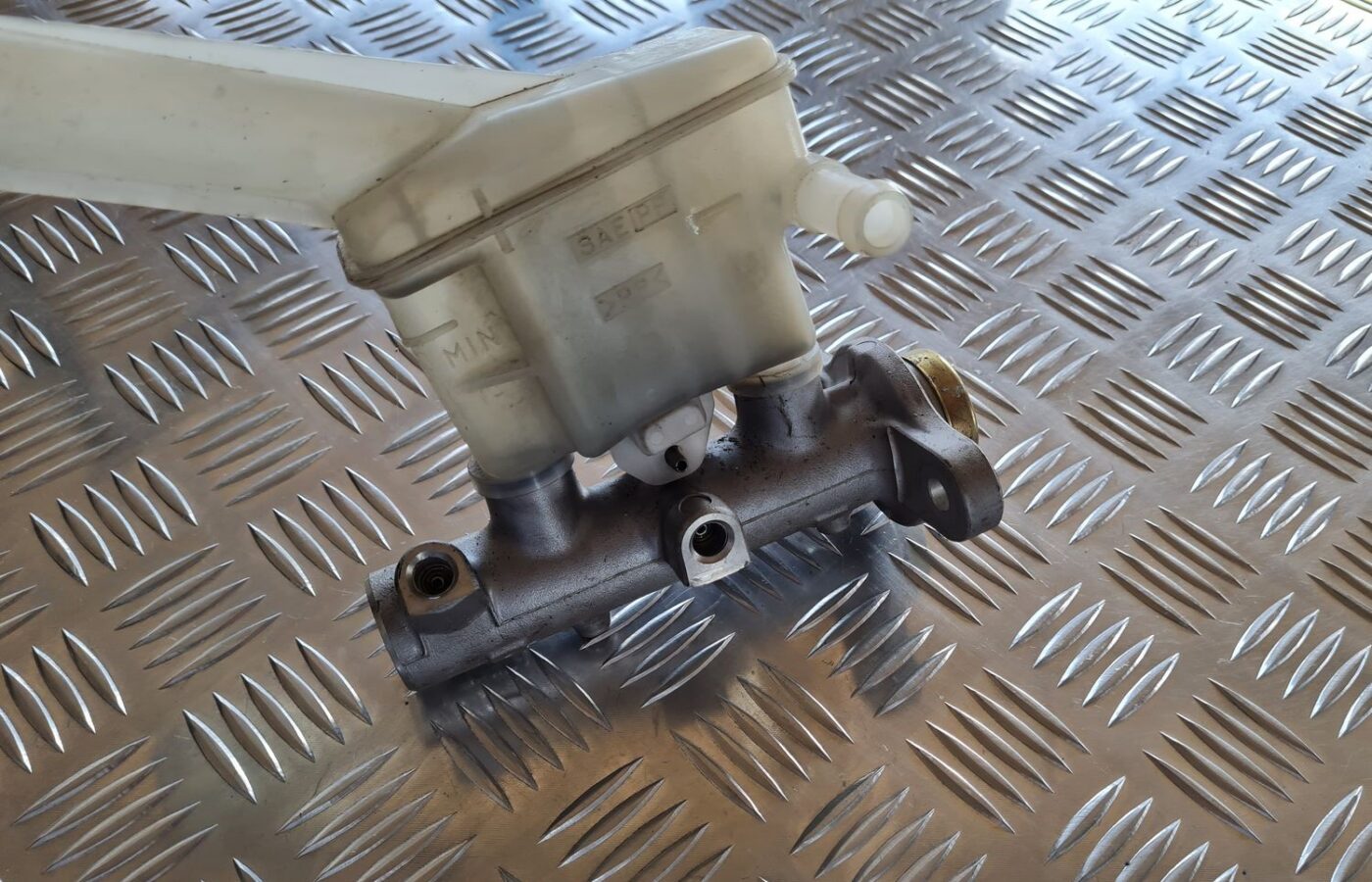 Bremžu pastiprinātāja galvenais cilindrs priekš NISSAN X-TRAIL 2002 2 Bremžu pastiprinātāja galvenais cilindrs priekš NISSAN X-TRAIL 2002