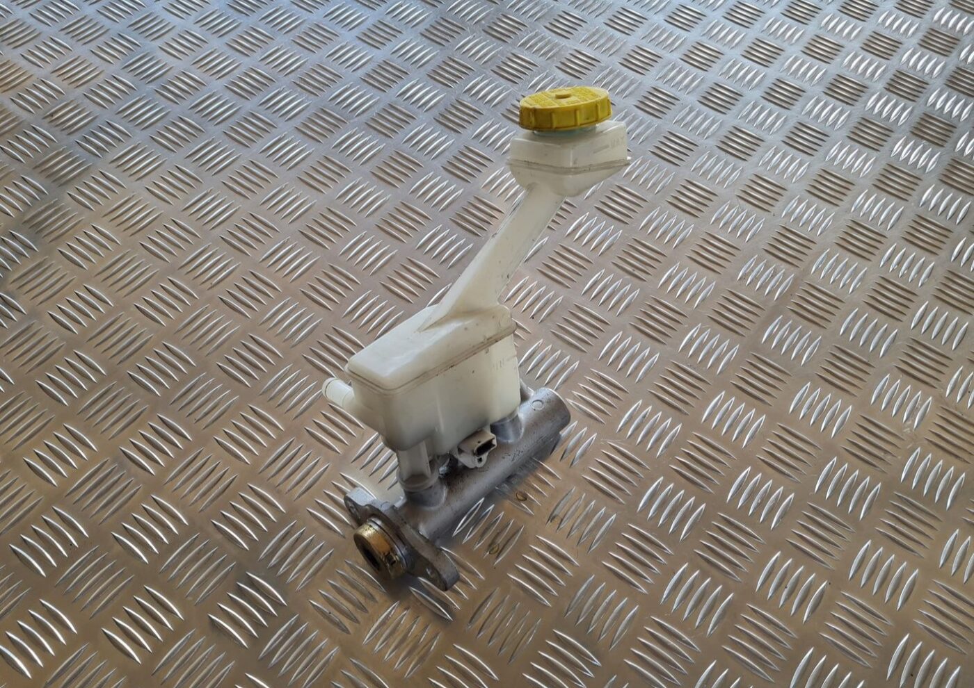 Bremžu pastiprinātāja galvenais cilindrs priekš NISSAN X-TRAIL 2002 3 Bremžu pastiprinātāja galvenais cilindrs priekš NISSAN X-TRAIL 2002