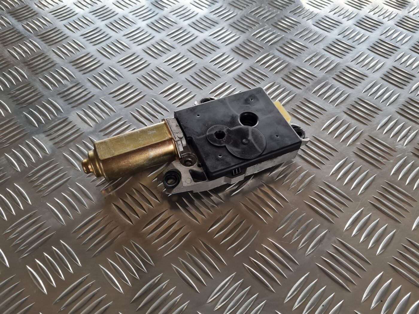 Lūka motors priekš NISSAN X-TRAIL 2002