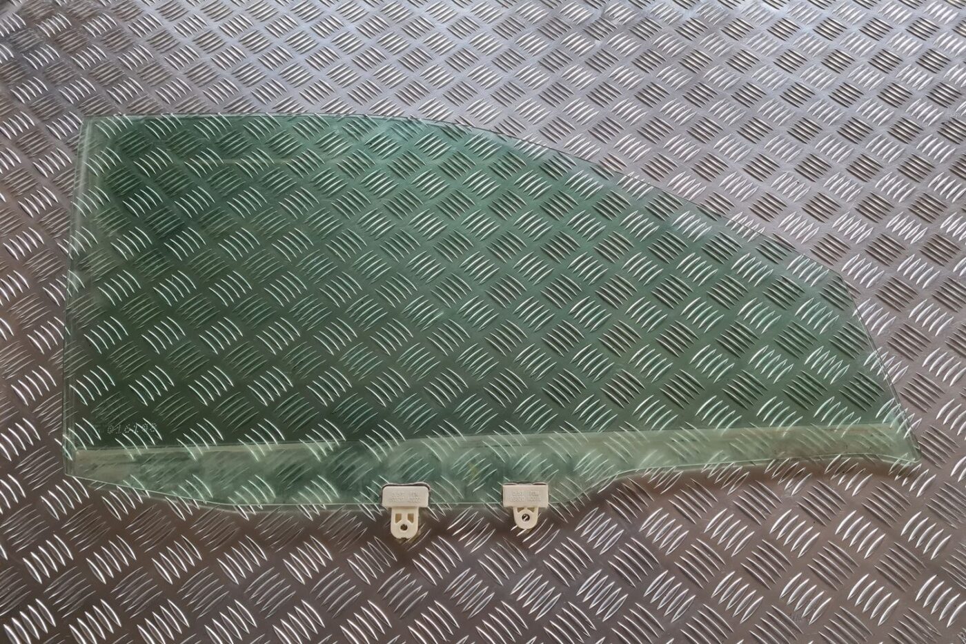 Priekšējo labo durvju stikls priekš NISSAN X-TRAIL 2002