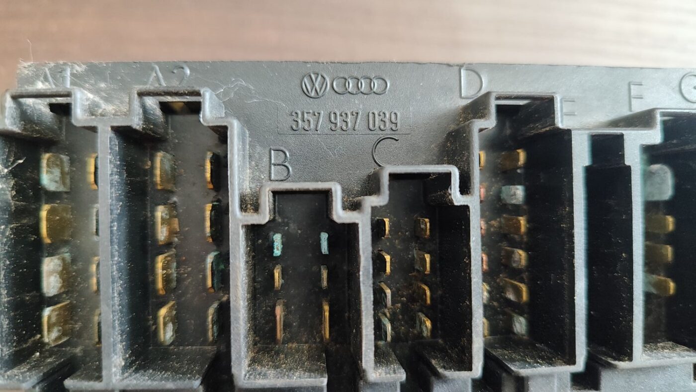 Drošinātāju bloks priekš FORD GALAXY 2005 8 Drošinātāju bloks priekš FORD GALAXY 2005