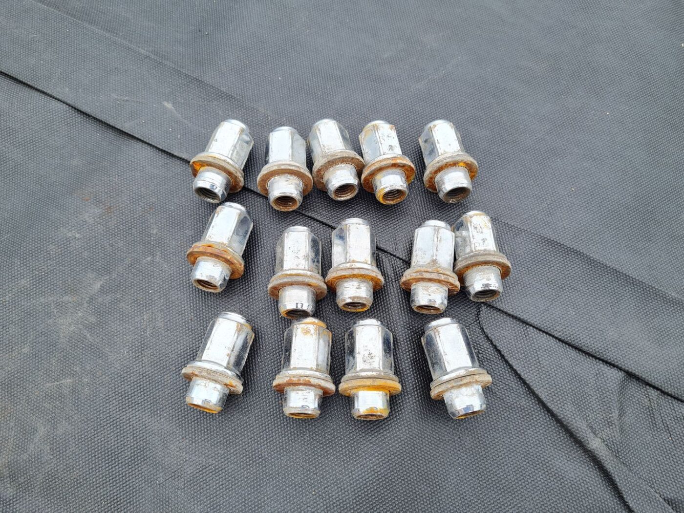 Riteņu skrūves priekš TOYOTA COROLLA VERSO 2005