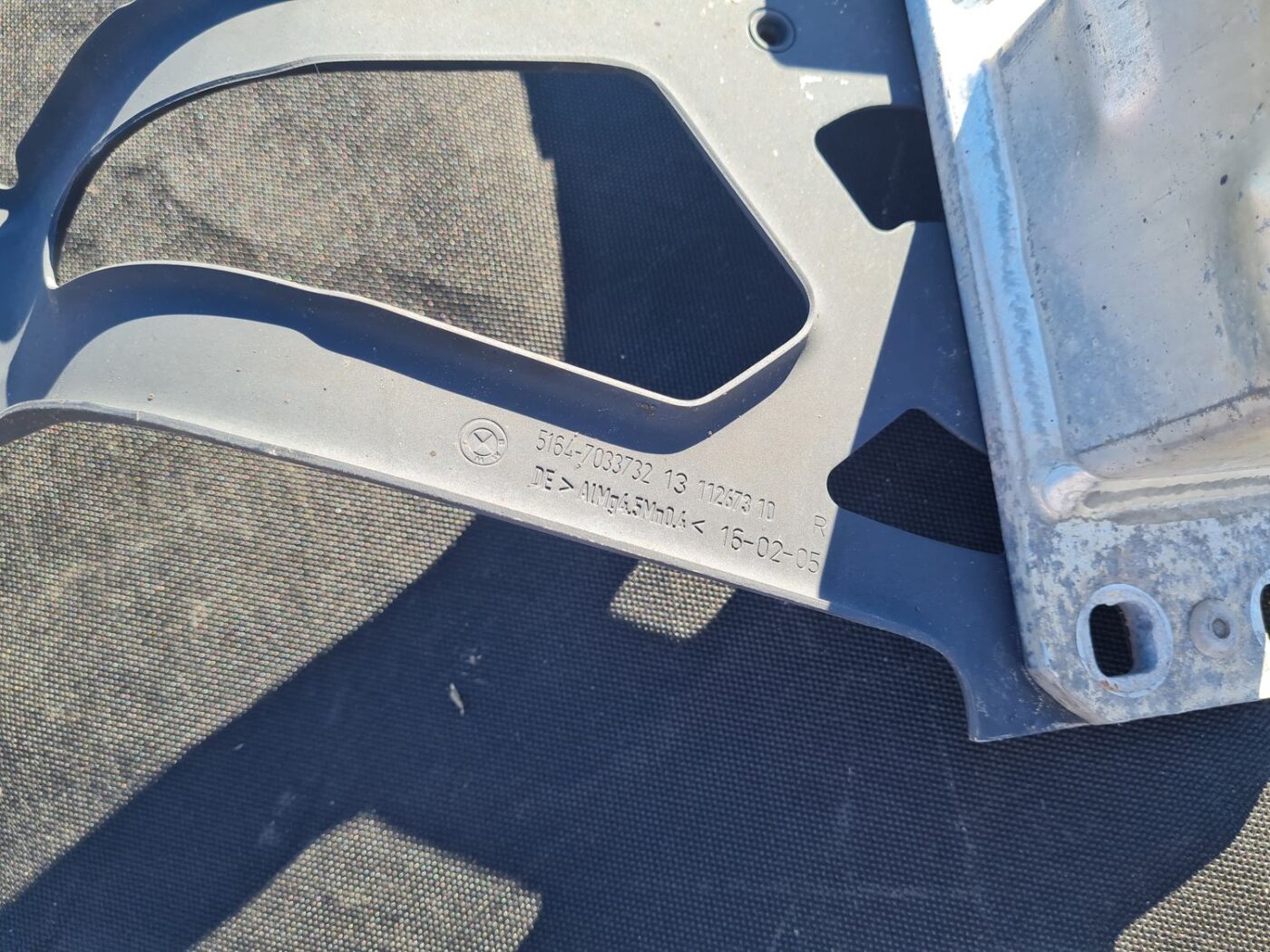 Priekšēja bufera pastiprinātāja kronšteins priekš BMW 525 E60 2006 BLACK 2 Priekšēja bufera pastiprinātāja kronšteins priekš BMW 525 E60 2006 BLACK