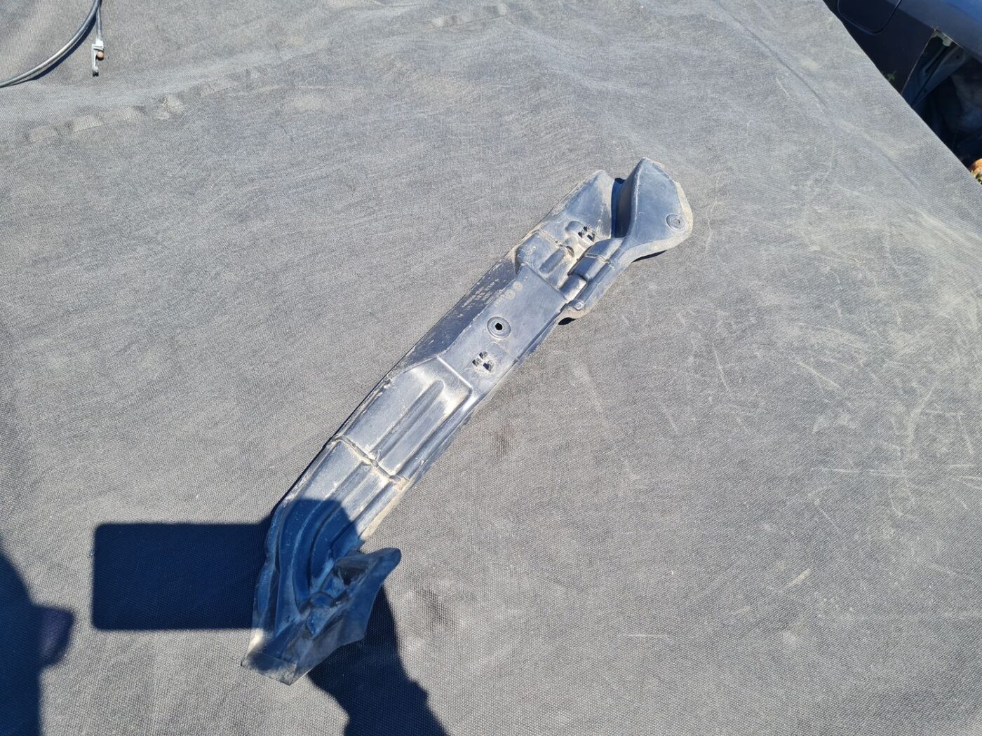 Ieliktņis starp spārnu un durvīm priekš AUDI A4 AVANT 2004