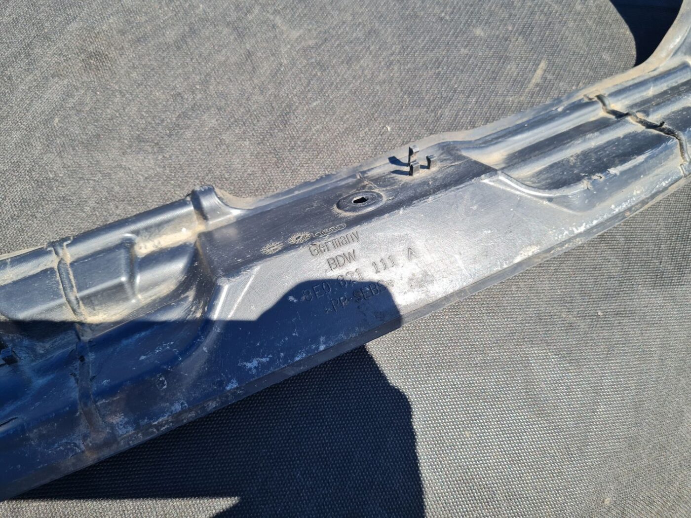 Ieliktņis starp spārnu un durvīm priekš AUDI A4 AVANT 2004