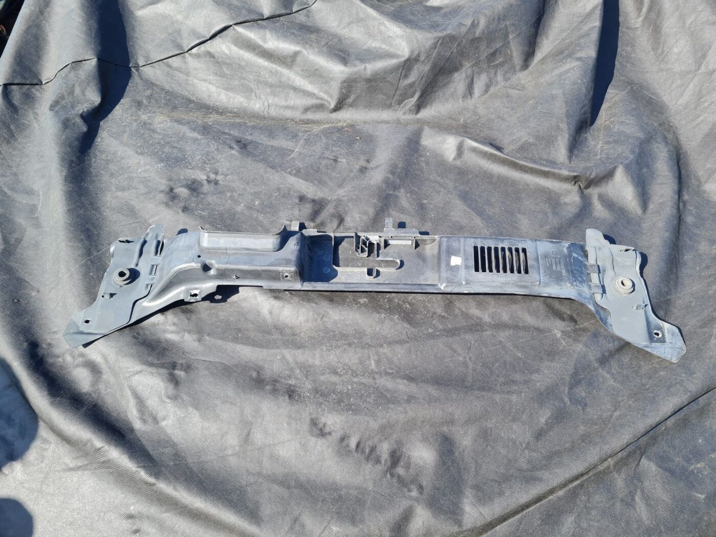 Radiatoru augšēja uzlika priekš VOLVO S40 2007 2 Radiatoru augšēja uzlika priekš VOLVO S40 2007