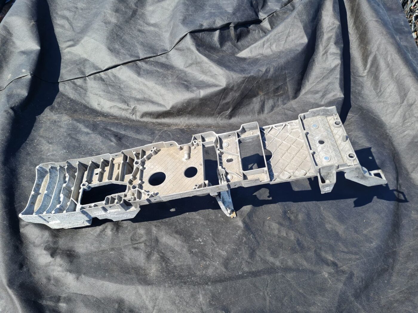 Stāvbremzes mehānisma kronšteins priekš VOLVO S40 2007 3 Stāvbremzes mehānisma kronšteins priekš VOLVO S40 2007