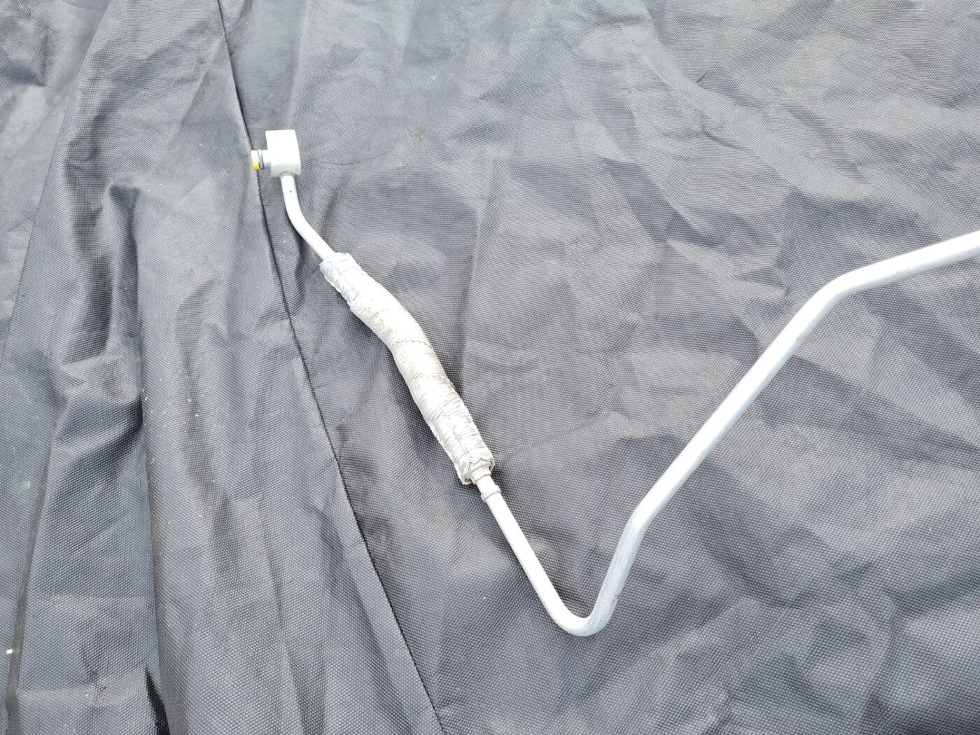 Gaisa kondicioniera galvenā caurule priekš VW GOLF 5 2006 2 Gaisa kondicioniera galvenā caurule priekš VW GOLF 5 2006