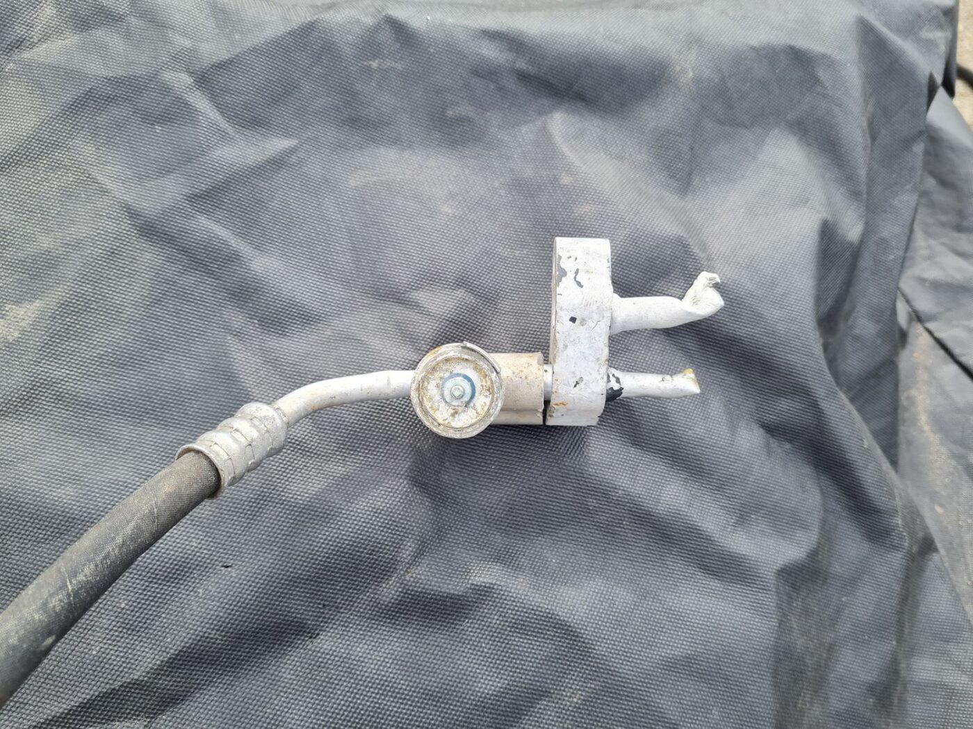 Gaisa kondicioniera galvenā caurule priekš VW GOLF 5 2006 5 Gaisa kondicioniera galvenā caurule priekš VW GOLF 5 2006