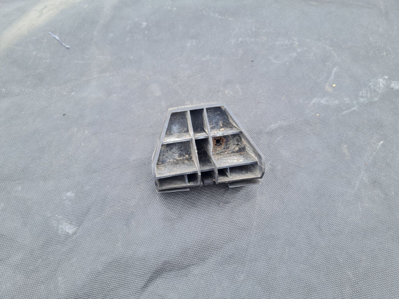 Aizmugurēja bufera kronšteins priekš TOYOTA AVENSIS 2008 1 Aizmugurēja bufera kronšteins priekš TOYOTA AVENSIS 2008