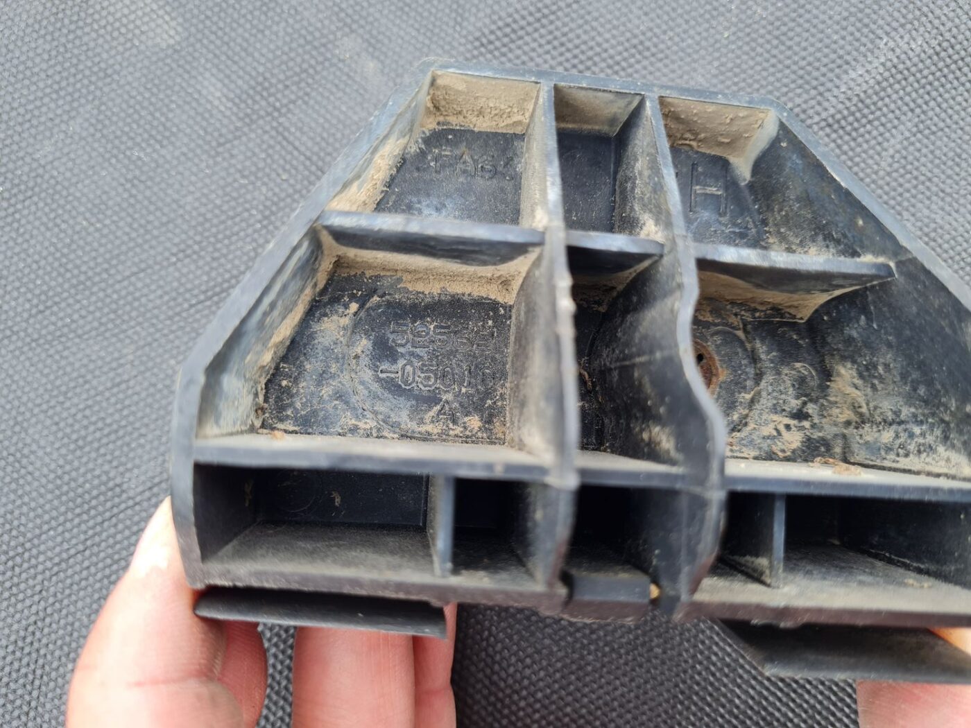 Aizmugurēja bufera kronšteins priekš TOYOTA AVENSIS 2008 3 Aizmugurēja bufera kronšteins priekš TOYOTA AVENSIS 2008