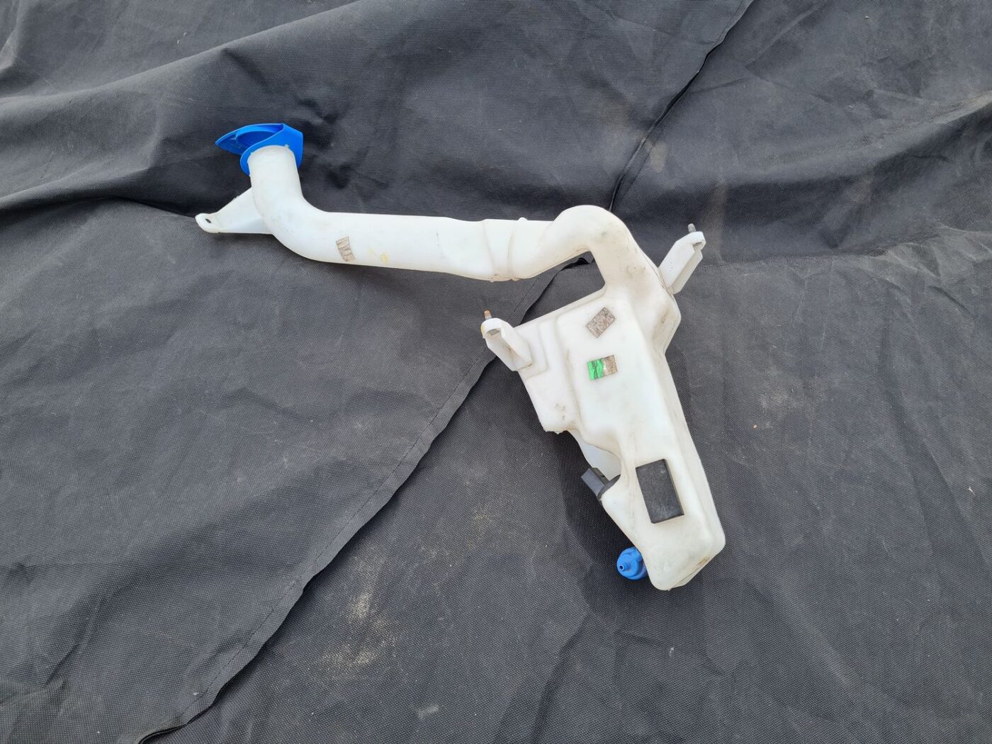 Mazgātāja šķidruma tvertne priekš VW POLO 2005 1 Mazgātāja šķidruma tvertne priekš VW POLO 2005