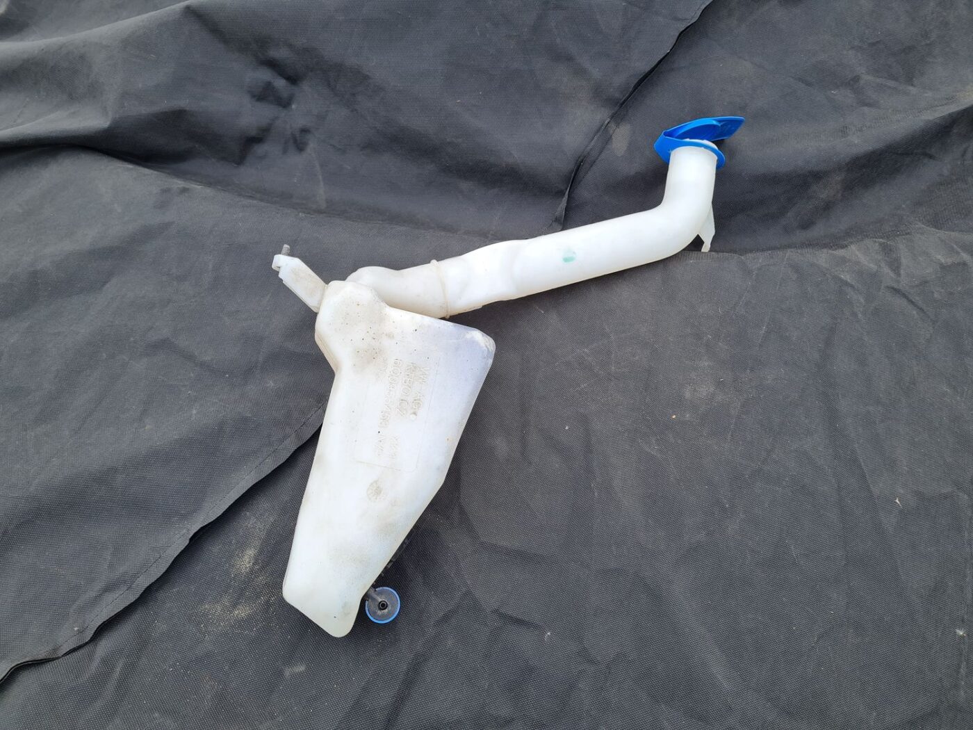 Mazgātāja šķidruma tvertne priekš VW POLO 2005 2 Mazgātāja šķidruma tvertne priekš VW POLO 2005