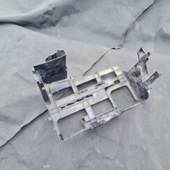 Akumulatora stiprināšanas korpuss priekš SKODA OCTAVIA 2012