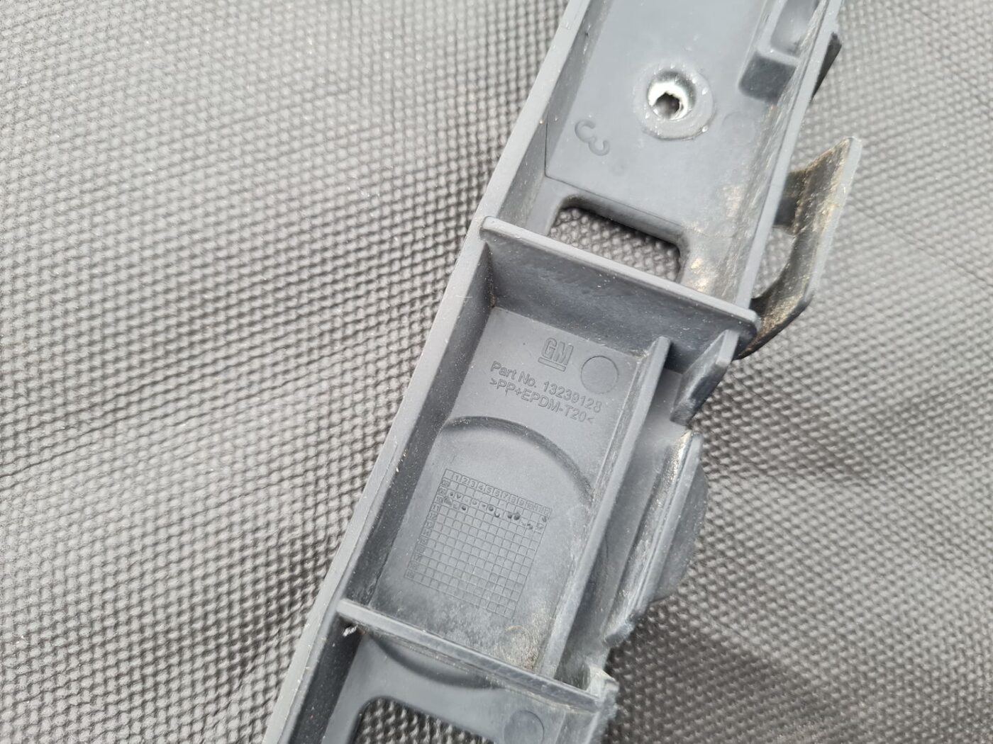 Aizmugurēja bufera kronšteins priekš OPEL INSIGNIA SPORTS TOURER 2010