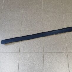 Priekšējo labo durvju moldings priekš AUDI A4 2005