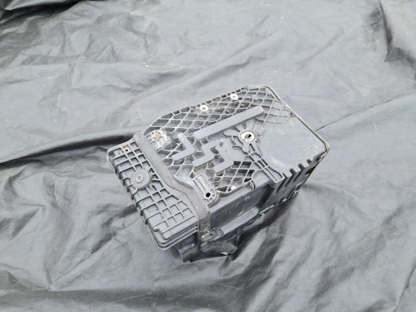 Akumulatora stiprināšanas korpuss priekš VOLVO S80 2007 GREY