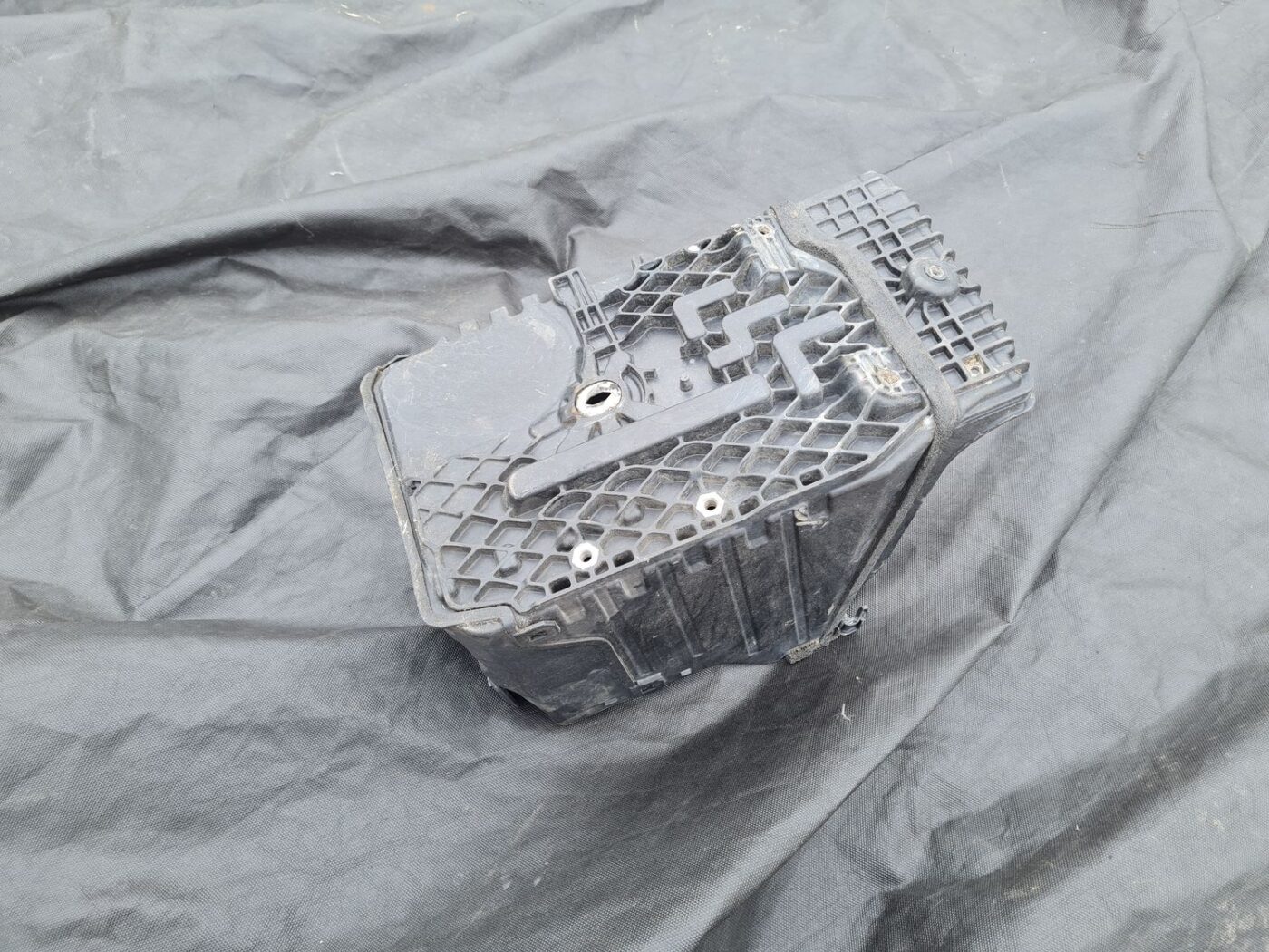 Akumulatora stiprināšanas korpuss priekš VOLVO S80 2007 GREY