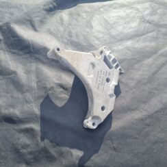 Dzinēja kronšteins priekš VW GOLF VARIANT 2012