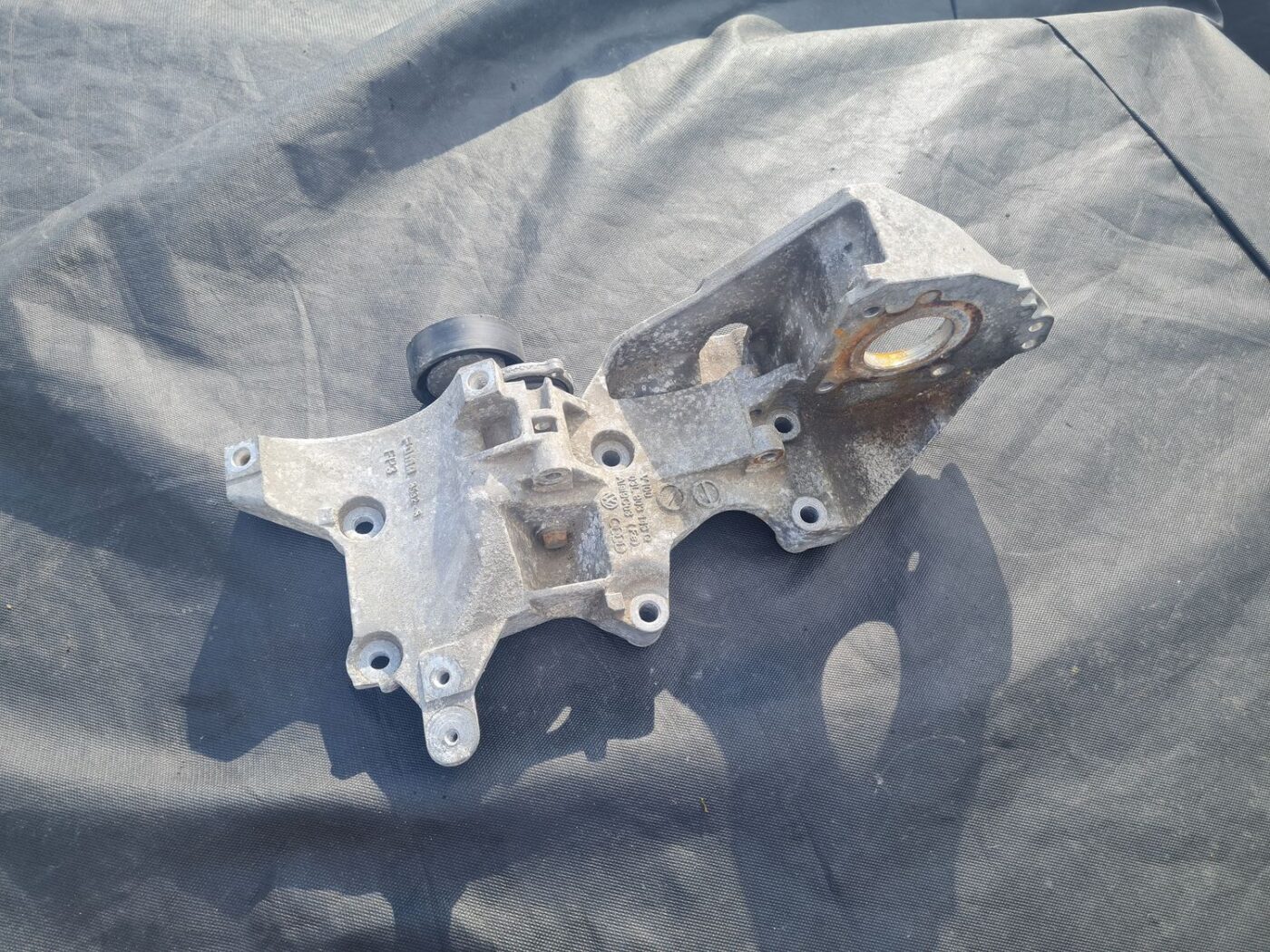 Ģeneratora kronšteins priekš VW GOLF VARIANT 2012 1 Ģeneratora kronšteins priekš VW GOLF VARIANT 2012