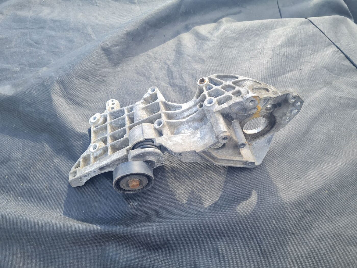 Ģeneratora kronšteins priekš VW GOLF VARIANT 2012 3 Ģeneratora kronšteins priekš VW GOLF VARIANT 2012