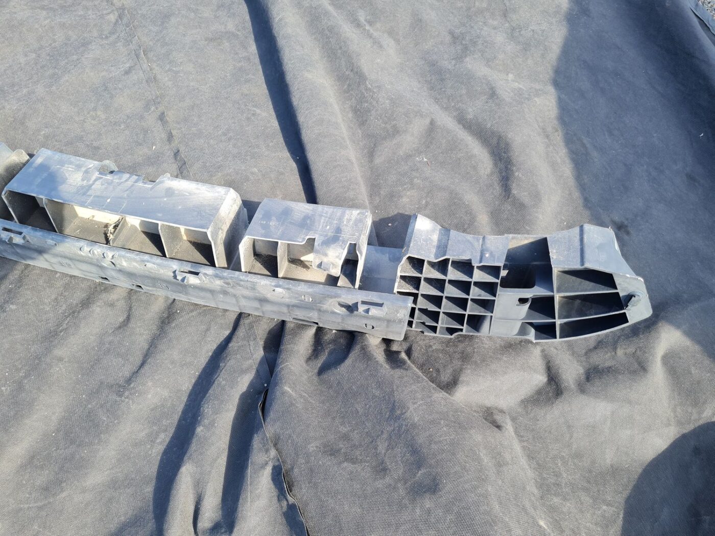 Aizmugurēja bufera kronšteins priekš RENAULT LAGUNA 2011