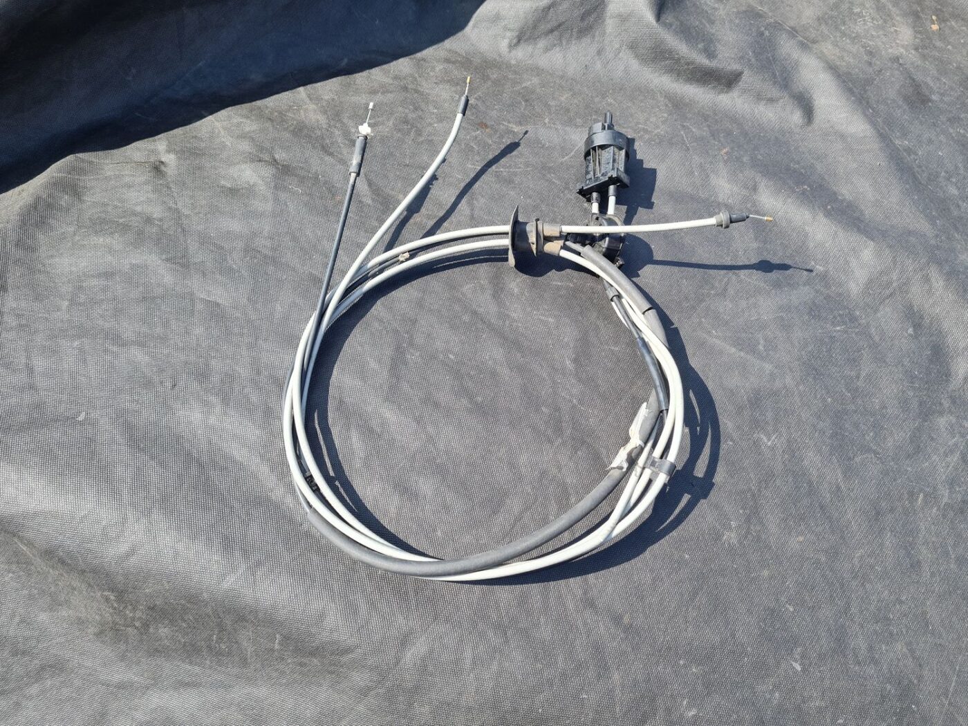 Pārsega slēdzenes trose priekš DACIA LODGY 2014 1 Pārsega slēdzenes trose priekš DACIA LODGY 2014