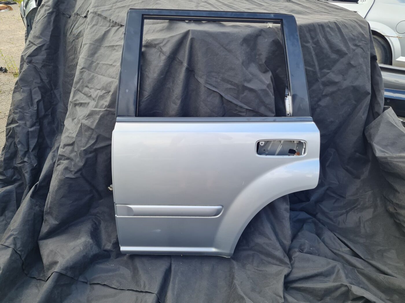 Aizmugurējās kreisās durvis priekš NISSAN X-TRAIL 2005