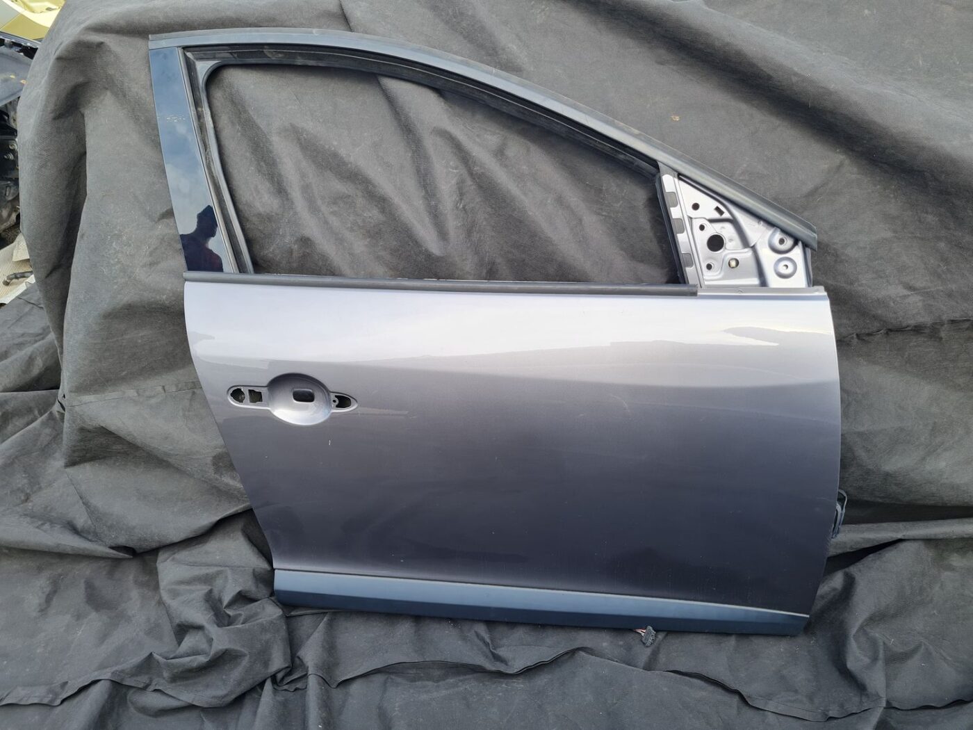 Priekšējās labās durvis priekš RENAULT MEGANE 2011 1 Priekšējās labās durvis priekš RENAULT MEGANE 2011