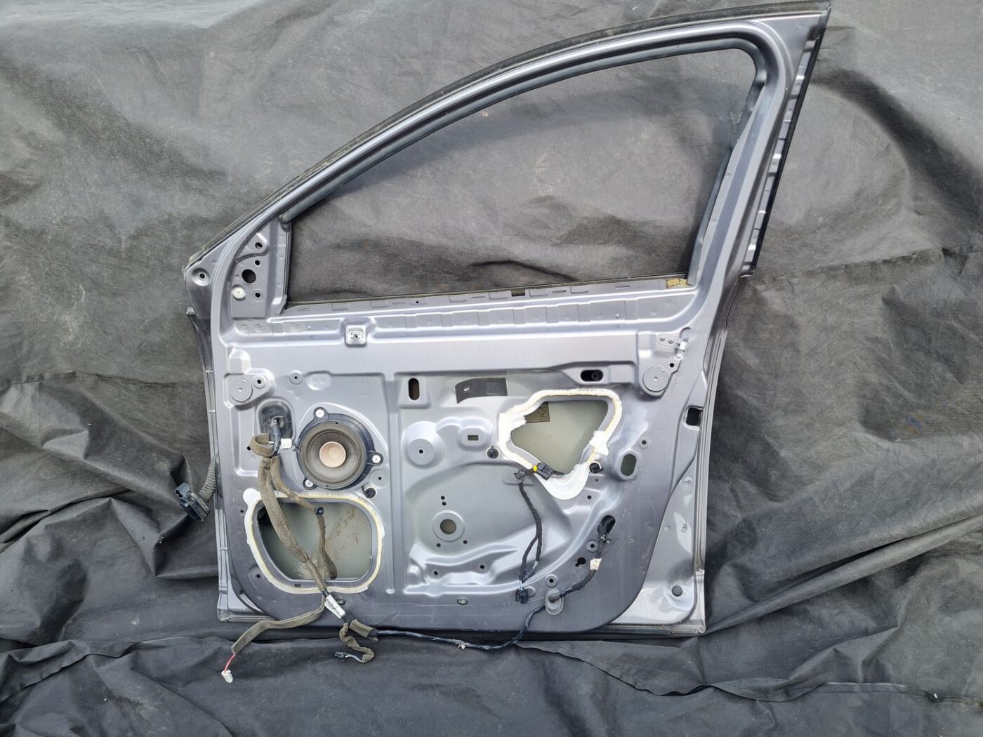 Priekšējās labās durvis priekš RENAULT MEGANE 2011 6 Priekšējās labās durvis priekš RENAULT MEGANE 2011