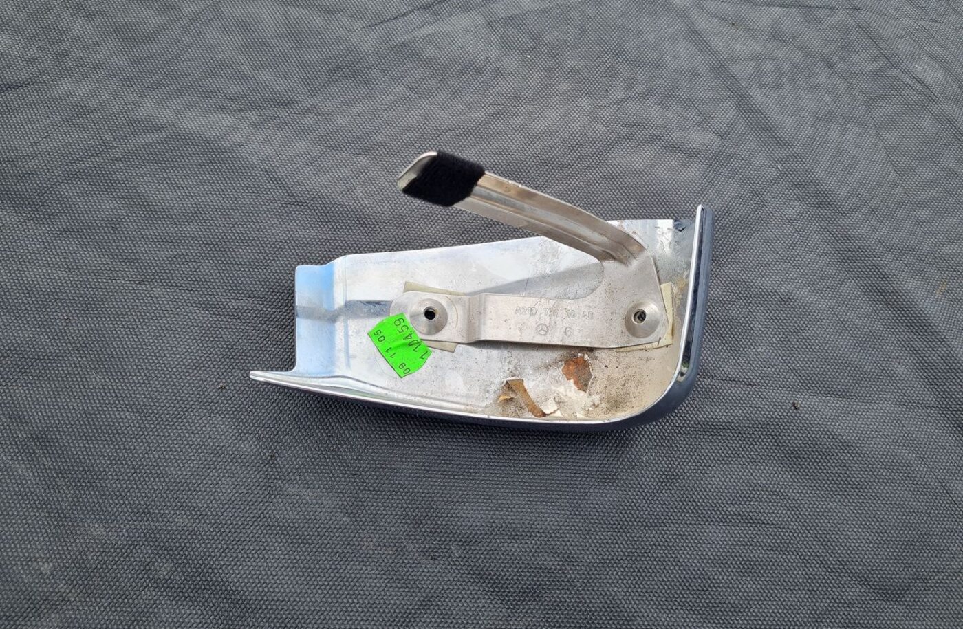 Aizmugurējo labo durvju apdare priekš MERCEDES BENZ CLS 320 2005