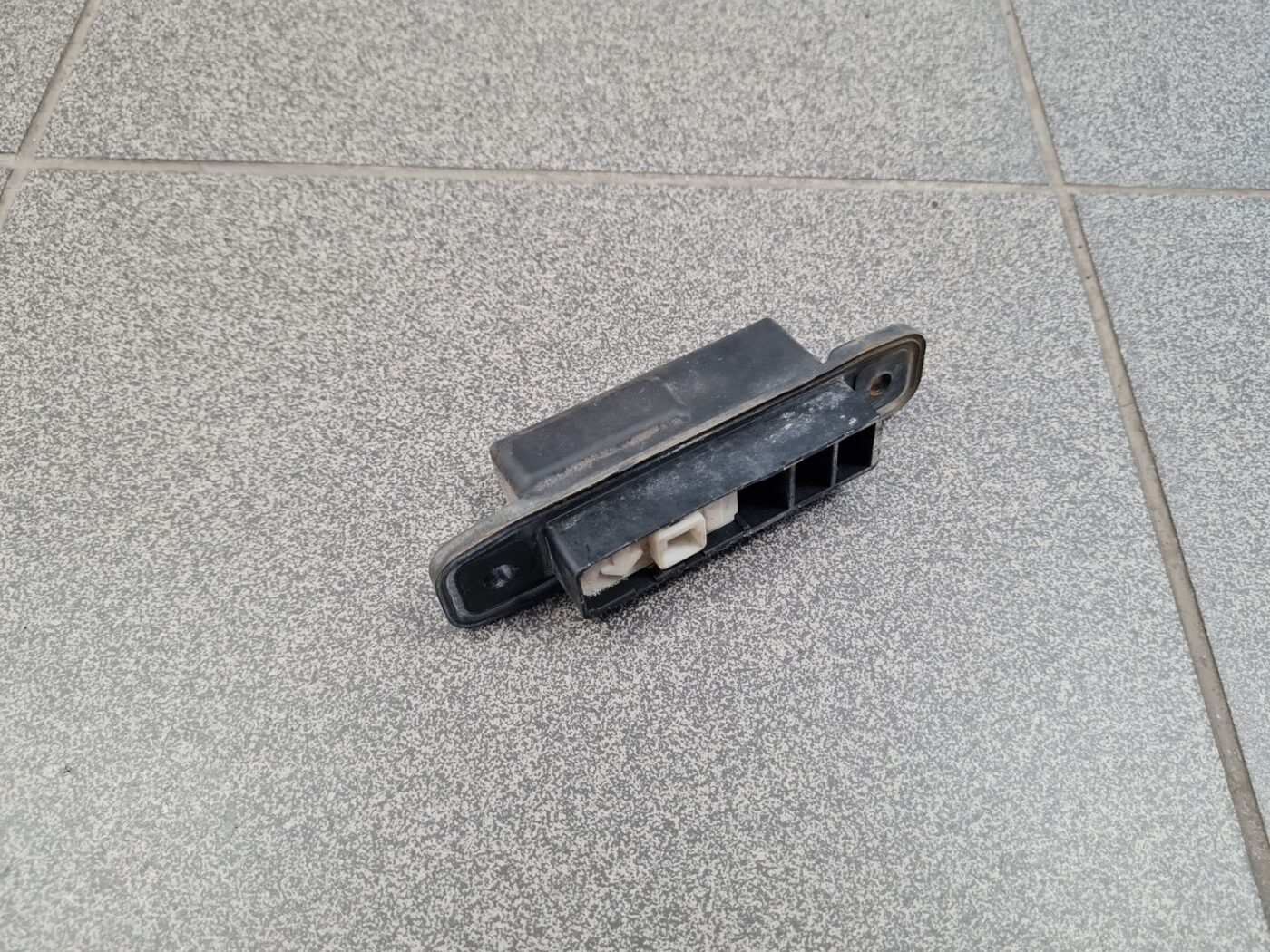 Bagažnieka vāka rokturis priekš TOYOTA VERSO 2012 2 Bagažnieka vāka rokturis priekš TOYOTA VERSO 2012