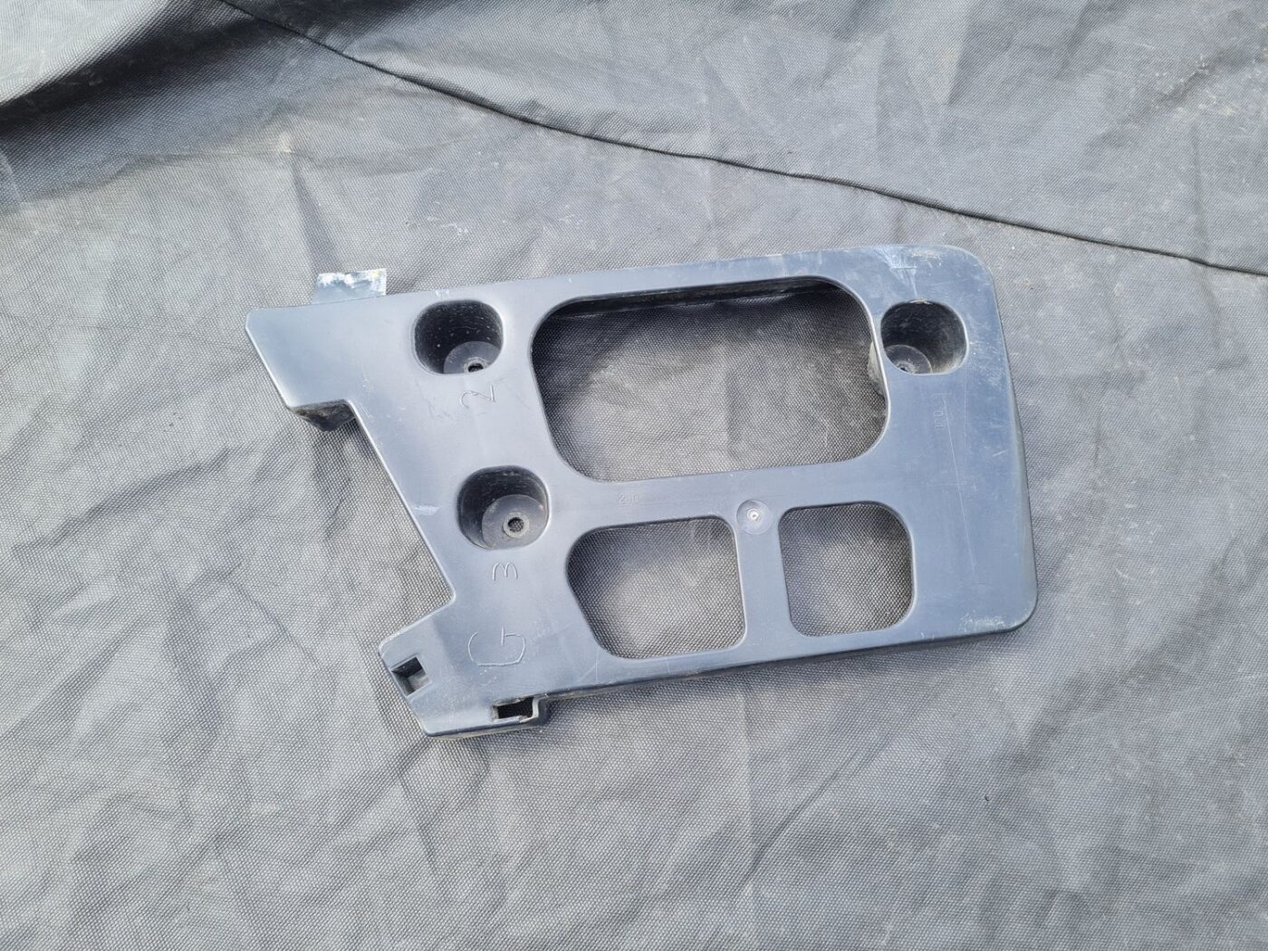 Aizmugurēja bufera kronšteins priekš PEUGEOT 407 2004 1 Aizmugurēja bufera kronšteins priekš PEUGEOT 407 2004