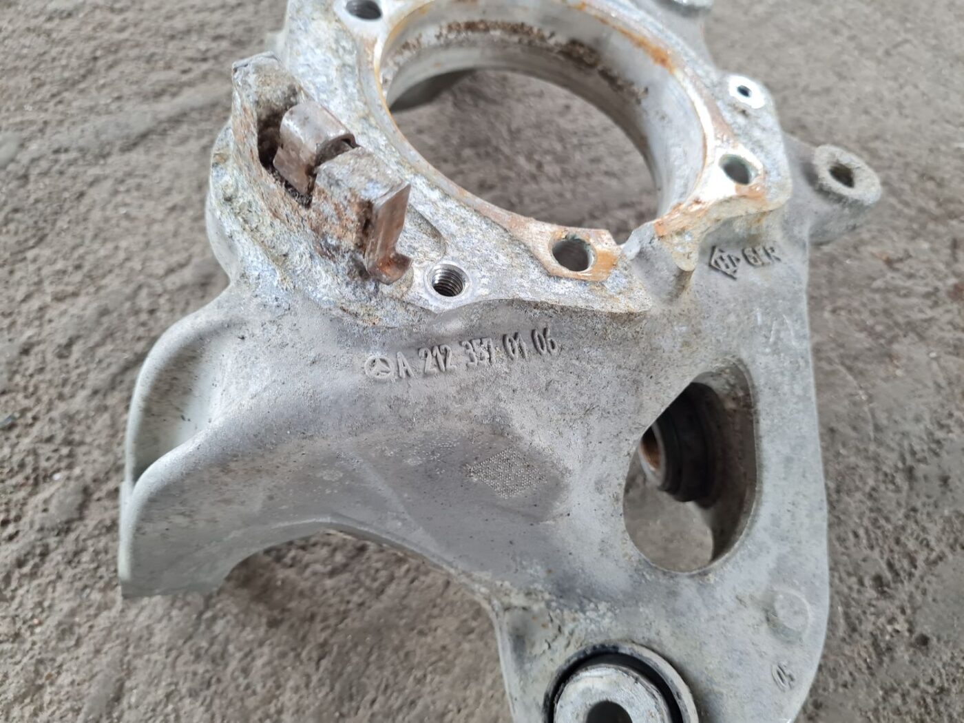 Stūres šarnīrs aizmugurē pa kreisi priekš MERCEDES BENZ E250 W212 2014 4 Stūres šarnīrs aizmugurē pa kreisi priekš MERCEDES BENZ E250 W212 2014