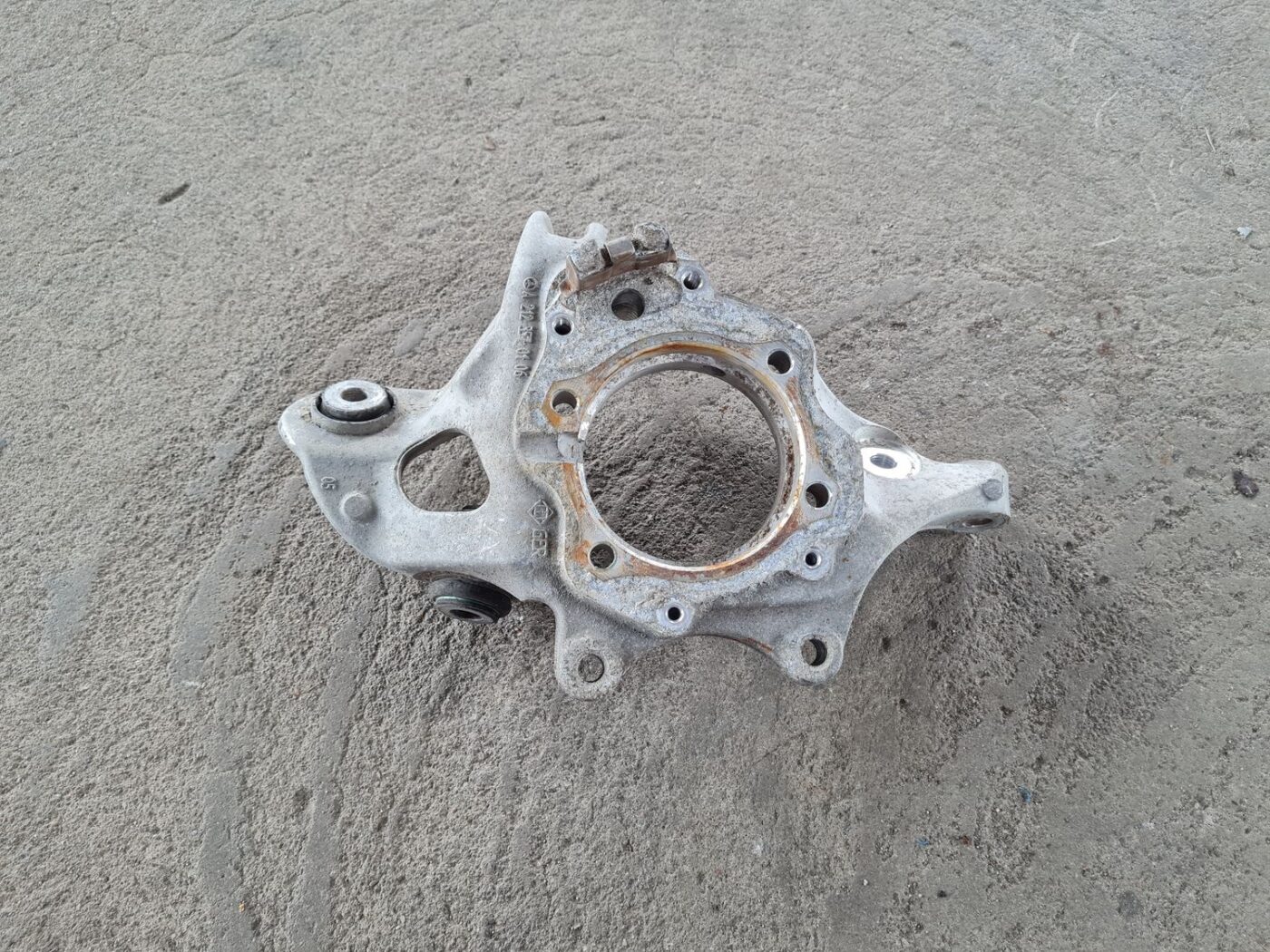 Stūres šarnīrs aizmugurē pa kreisi priekš MERCEDES BENZ E250 W212 2014 3 Stūres šarnīrs aizmugurē pa kreisi priekš MERCEDES BENZ E250 W212 2014