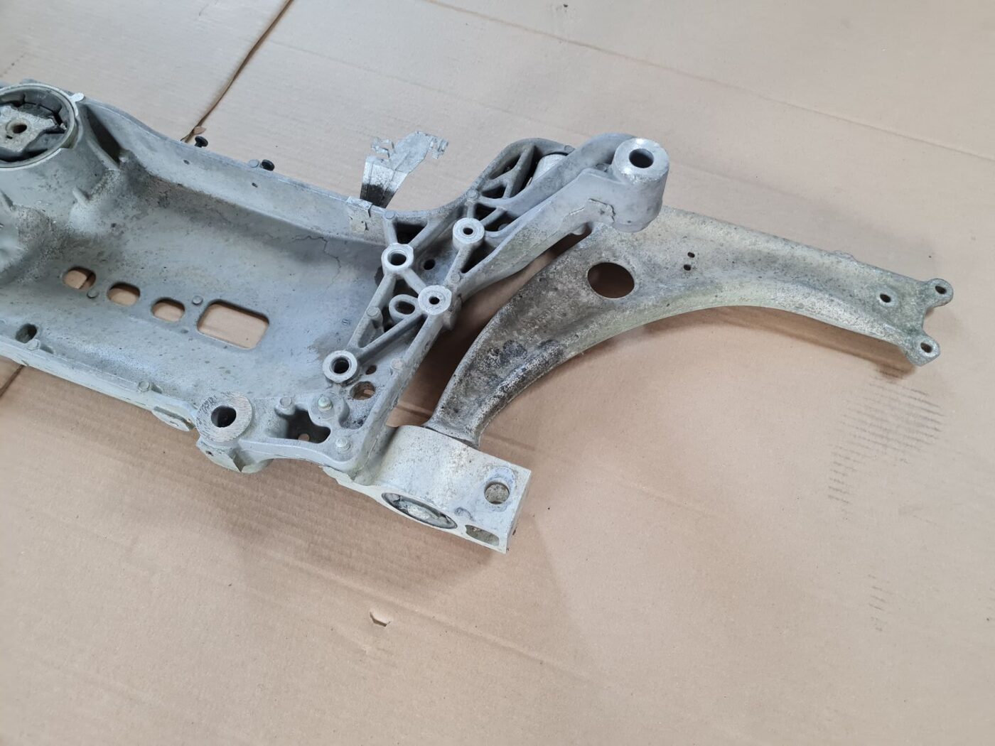 Priekšējais tilts/Priekšējais šķērsnis priekš VW PASSAT B6 2006 ANGL. UNIVERSAL